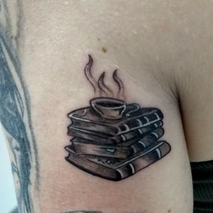 Books #books #bookstattoo #tattoo #tatuagemlivros #culturetattoo #coffeetattoo #coffeelover #booklovers 