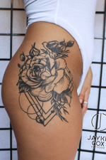 ‘Never stop learning, because life never stops teaching’ 🌸🌹@elishataylorxox showed us her HEALED piece 😬😬Sponsored by @tattoobuzzbalm • done with @truegenttattoosupplies @quantumtattooinks & @stencilanchored • #jaykecoxtattoos #diamonddozentattoo #lineworktattoo #sketchtattoo #rosetattoo #thightattoo ...#floraltattoo #flower #rose #tattoo #botanical #girlytattoos #tattoosforgirls #girlswithtattoos #femaletattoo #tattooflash #tattooideas #art #linework #dotwork #blackwork #blackandgrey #flash #illustration #sketchdaily #linedrawing #d_world_of_ink #bootytattoo