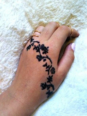 A small rose tendril that climbs up my hand#rose #blacktattoos #selfmadetattoo 
