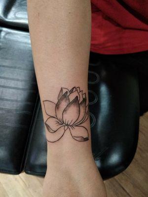 #lotusflower #lotustattoo #lotus #wraparound Artist : https://www.instagram.com/cynthiayangzhenlee/Studio :Gypsy Tattoo Parlor, Pittsburgh PA