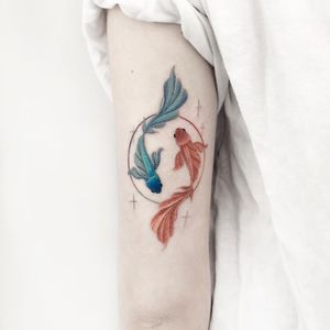 Two fishes sparkle. Tattoo by Anastasia aka nastyafox #Nastyafox #fishtattoos #color #watercolor #fish #oceanlife #nature #animal #pretty #sparkle #circle #betafish