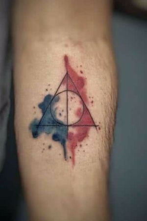 I really want to have a tattoo like this, I love HP 💞#hptattoo #HarryPotterTattoos #TheDeathlyHallows #watercolortattoos