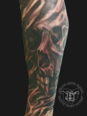 Cotour freehand is what i love doing the most.  Finding those body lines and drawing the tattoo to flow with the body.  Here is a freehand skull i did recently.  It fits the leg so lovely.  ..#freehandtattoo #skulltattoo #blackandgreytattoo 