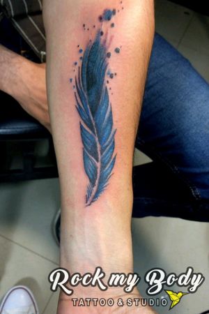 #feathertattoo #feathers #tattooed #tattooart #watercolortattoos #blueink #Pluma #tatuajes 