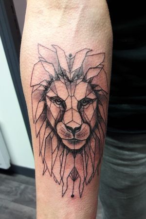 Lion géométrique tatoo seb13tatoo quimper