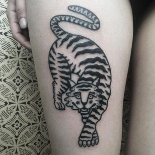 Tigre a la caza.  Tatuaje de Meg Tuey #MegTuey #blackwork #linework #dotwork #tiger #junglecat #cat