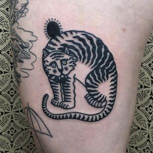 Tiger bb bajo el sol.  Tatuaje de Meg Tuey #MegTuey #blackwork #linework #dotwork #tiger #junglecat #cat #sun