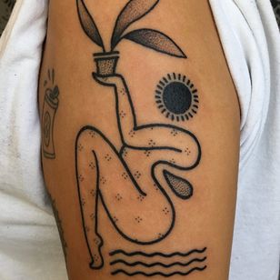 Tatuaje de la diosa de la naturaleza por Meg Tuey #MegTuey #linework #dotwork #blackwork #body #leaves #naturaleza #waves #ocean #sun #plant #pottedplant #dots # pattern #abstract