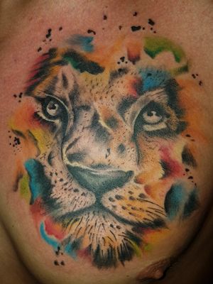 Lion#watercolortattoosikingtattoo #artworks #madrid🇪🇸  #vienna🇦🇹  #pinas🇵🇭  #tattooswork #portraittattoo #coveruptattoos #freehandtattoo #finelinetattoo #blackandgray #bloodlinetattoo 