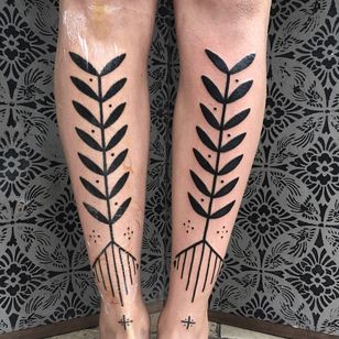 Tatuaje tribal mínimo de Meg Tuey #MegTuey #blackwork #linework #dotwork #leaves #plant #naturaleza #symbol #pattern #ornamental #folktraditional #tribal