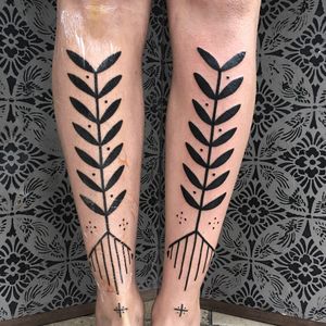 Minimal folk tribal tattoo by Meg Tuey #MegTuey #blackwork #linework #dotwork #leaves #plant #nature #symbol #pattern #ornamental #folktraditional #tribal