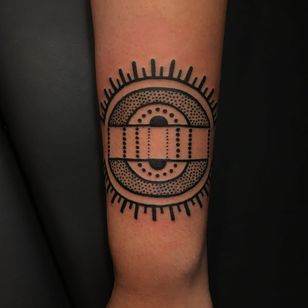 Tatuaje de tribalismo de sol de Meg Tuey #MegTuey #blackwork #linework #dotwork #tribal #folktraditional #symbol #abstract #sun #pattern #ornamental #dots