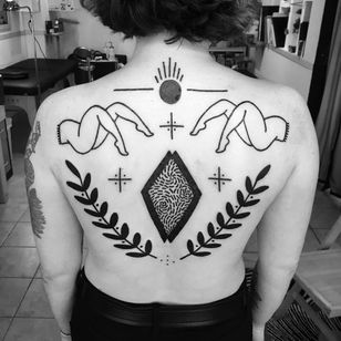 Fantástico tatuaje en la espalda de Meg Tuey #MegTuey #blackwork #linework #dotwork #sun #leaves #flowers #legs #dame #back #symbol #tribe #decor #focaltraditional