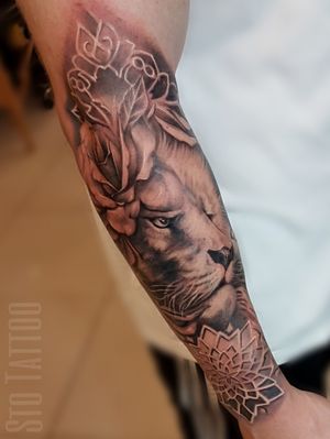 #liontattoo #lion #blackandgreytattoos #blackandgrey #tattooedguys #tattooarm #tattoosformen #tattoo #tattoos #uktattoo #realism #igorsto #tattooart #art  #dailytattoos #realistic #rosetattoo #blackandgreyrealism #inked 