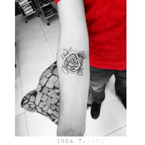 🌹 Instagram: @karincatattoo #rose #rosetattoo #red #black #tattoo #tattoos #tattoodesign #tattooartist #tattooer #tattoostudio #tattoolove #ink #tattooed 