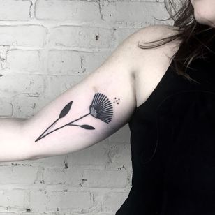 Tatuaje de flor tribal de Meg Tuey #MegTuey #blackwork #linework #dotwork #floral #flower #thistle # dandelion #minimal