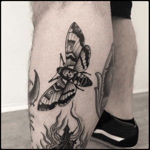 #totemica #tunguska #black #moth #lepidoptera #insect #entomology #tattoo #kissmedarlintattoo #roma #trastevere #italy #blacktattooart #tattoolifemagazine #tattoodo #blackworkers #blackwork 