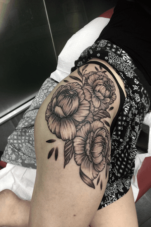 Black and Gray whip shaded flowers on thigh
