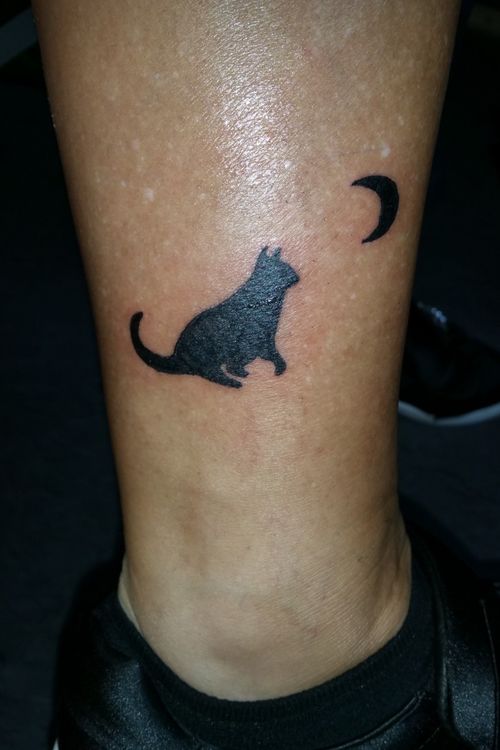 Tattoo Uploaded By Bryan Moores Little Cat With The Moon Cat Moon Chat Lune Tattoodo