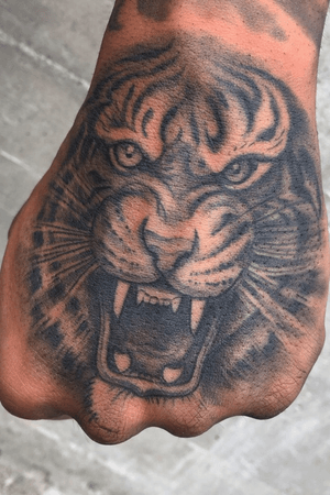 #inkvaders #inked #tigre #tigretattoo #handtattoo #hand #blackandgreytattoo #blackandgrey #japanesetattoo #japanese #switzerland 