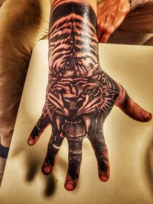 #tigerhead #tiger #handtattoo #hand #realistic #blackandwithe #tigertattoo #finger 
