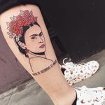 Frida tattoo by Loren Crawley #lorencrawley #FridaKahlotattoos #color #fineart #FridaKahlo #nature #surrealist #flowers #roses #leaves #painter #femaleartist #portrait #text #Spanish #quote