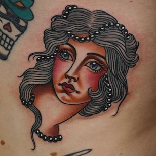 Tatuaje de Linn Aasne Groneroe aka linnaasne #LinnAasneGronneroe #linnaasne #pridemonth #pride #lgbtq #lady #ladyhead # portræt #perler