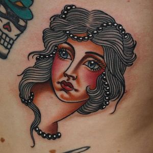 Tattoo by Linn Aasne Gronneroe aka linnaasne #LinnAasneGronneroe #linnaasne #pridemonth #pride #lgbtq #lady #ladyhead #portrait #pearls
