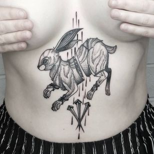 Tatuaje de Ciara Havishya #CiaraHavishya #Samsararat #qpocttt #qpoc #pridemonth #pride #lgbtq # rabbit #blood # lagrimas # uñas #bunny #bondage #animals #symbolism