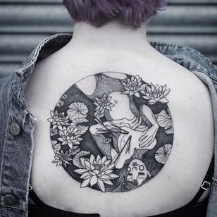 Tatuaje de Ruby Wolfe #RubyWolfe #qpocttt #qpoc #pridemonth #pride #lgbtq #backpiece #backtattoo #lotus #flowers