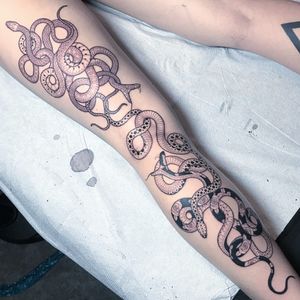 Tattoo by Mirko Sata #MirkoSata #satatttvision #linework #snake #snaketattoo #linework #reptile #serpent #pattern #roses #rose #flowers #floral #leaves #dotwork