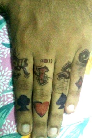 A tattoo with card shapes and rise word on the knuckles #tatooartist #tatoolove #differentreality 