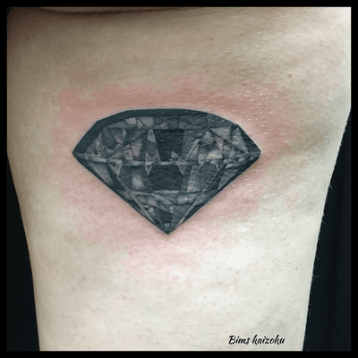 Diamant Noire 💎 #bims #bimstattoo #bimskaizoku #paris #paname #paristattoo #tatouage #tatouages #diamond #diamant #blackdiamond #diamantnoir #pierre #blackandgrey #blackworkers #blxcktattoo #blacktattoo #tatted #tattrx #tattoo #tattoos #tattooed #tattooer #tattoodo #tattoogirl #tattoomodel #tattoostyle #tattoos_of_instagram #tattoocommunity