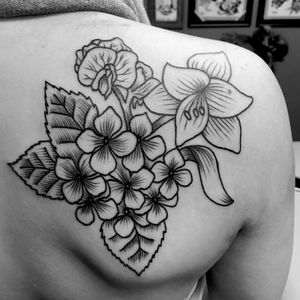 B/w sweet pea, amaryllis, and hydrangea on back of right shoulder. Walkin. First tattoo ever. Artist: Chris Handford (cm_handford on Instagram)