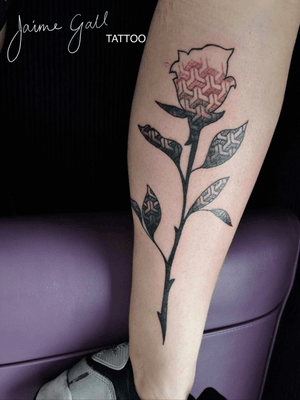 Rose tattoo with a little geo pattern #rose #rosetattoo #geopattern #geo #geometric #inkedwoman 