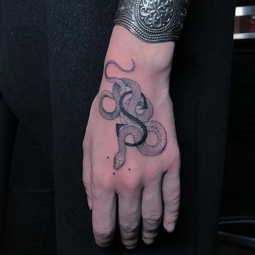 Tattoo by Mirko Sata #MirkoSata #satatttvision #linework #snake #snaketattoo #linework #reptile #serpent #typography #S #dotwork