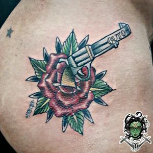 #NaneMedusaTattoo #tattoo #tatuagem #tattooart #tattooartist #tattoodoBR #riodejaneiro #tatuadora  #oldschool #oldschooltattoo #traditionaltattoo #tatuadoras #flower #flowertattoo 