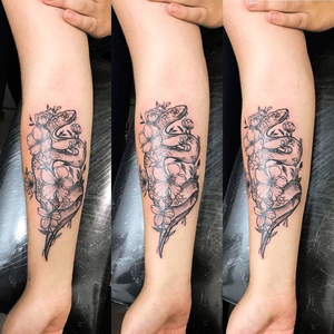 #Snake + #flowers #tattooartist #tattooedgirls #black #worldfamousink #dinamic #tattooart 