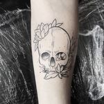 Instagram:@trutatattoostudio #trutatattoostudio #skulltattoo #blackink #skull #tattooart #blackandgreytattoo #blacandwhite #tattooed #ink #caveira #tatuagemcaveira #tatuagem #simpletattoo #delicatetattoo #tatuagemdelicada 