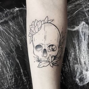 Instagram:@trutatattoostudio#trutatattoostudio #skulltattoo #blackink #skull #tattooart #blackandgreytattoo #blacandwhite  #tattooed #ink #caveira #tatuagemcaveira #tatuagem #simpletattoo  #delicatetattoo #tatuagemdelicada 