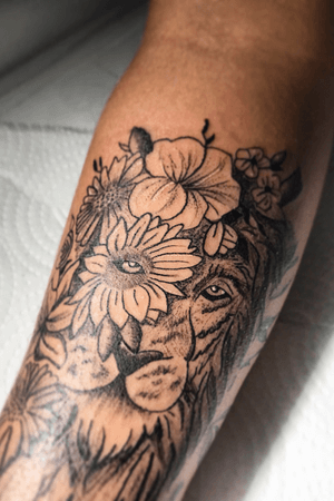 Seja o rei da sua selva ! ..#tattoo #tattoos #tattoowork #tattoo2me #tattooer #tattooart #tattoodo #tattooink #tattoolove #tattooed #tattooist #arte #art #draw #drawing #desenho #artdraw #viperink #ilustraçao #ilustration #blacktattoo #tattooblack #tattooinke #inkspiringtattoos #tattoodointerior #lion #flowers 