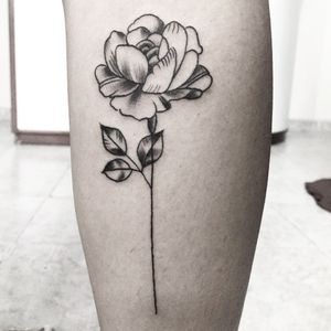 #trutatattoostudio #flowertattoo #flower #flowers #blackandgreytattoo #blackandwhite #tattooart #tattooed #delicate #delicatetattoo #TattooGirl #tattoowoman #tatuagemfeminina #tatuagemdelicada #floraltattoo #ink #inkedgirl  