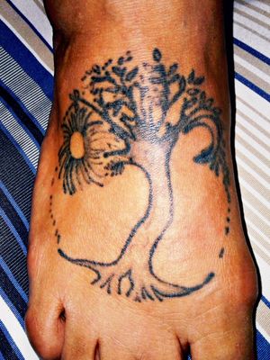 Weeping Willow. #foottattoo #painful #treeoflife 