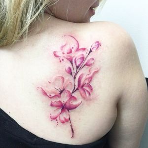 Tatuagem realizada no estudio: Love Tattoo- Ribeirão Preto SP #tatuagensdelicadas #tatuagemfeminina #flores #watercolortattoos #watercolortattoo #tatuagemcolorida #tatuagemaquarela