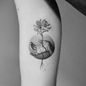 Flowering from within. Tattoo by Amanda Piejak #amandapiejak #blackandgreytattoos #flower #floral #hand #blood #roots #nature #body #dotwork #detailed #illustrative #realistic #realism