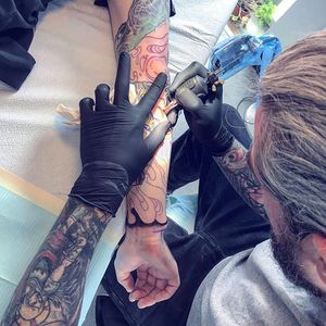 Ronan Gibney tattooing