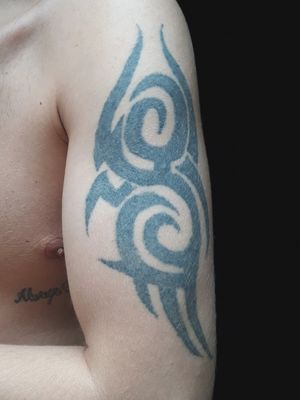 Fiz essa tatuagem com 18 anos 3 anos depois foi ficando assim, não sei o significado nem o nome.Dizem que e tribal.. gostaria de corrigir e aumenta la