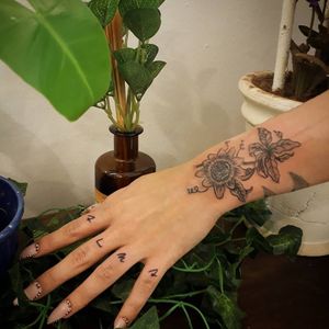 👩‍🎨...a paz da flor que acalma a alma... Flor de maracujá no pulso e caligrafia nos dedos pra compor a poética passífica dessa princesa Priscila... 🌱🌞... #passiflora #flower #tattooexperience #stand140 #luttiink  #luttiinkemsampa  #luttibeatriz  #tattoo #Tätowierung #tatuage #tatovering #Tatuaje #Tatouage #tatoeëren #tatuagem #tatuaggio #Тату #Татуювання #art #brazil #theartoftattoo  #tattoo2me #tattoodo