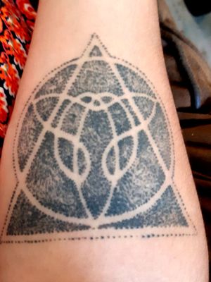 #occult #dot #dotwork #dotworktattoo #salem #triangle #charmed #animal #trinitytattoo By Gilles Esca.