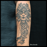 La créature mythique la MÉDUSA 🐍#bims #bimskaizoku #bimstattoo #paris #paname #paristattoo #tatouage #tatouages #ink #blackworkers #blackandgrey #meduse #medusa #tetecoupee #snake #serpent #death #mort #love #hate #tatted #tattrx #tattoo #tattoos #tatto #tattoogirl #tattoostyle #tattoolifestyle #tattoocommunity 